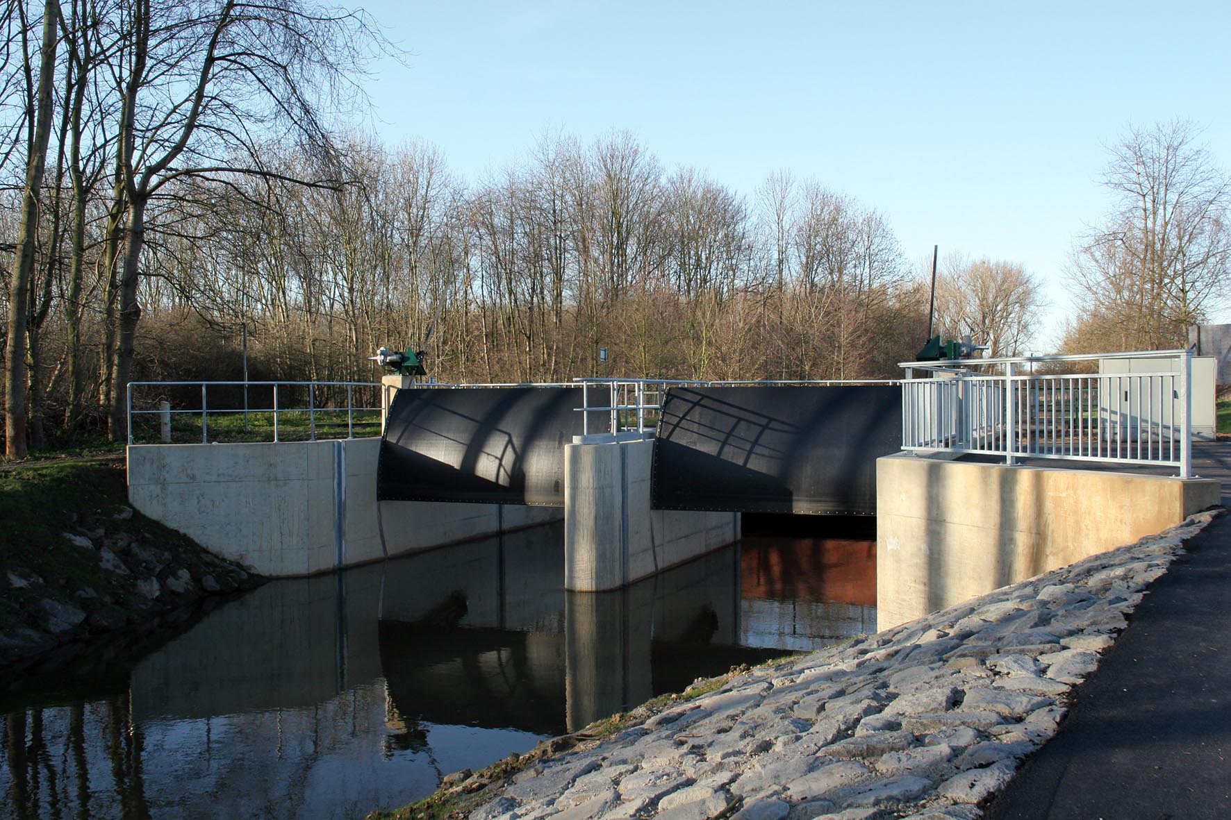 3-feldriges Schütz im Zulauf zum HRB Mödrath in Kerpen