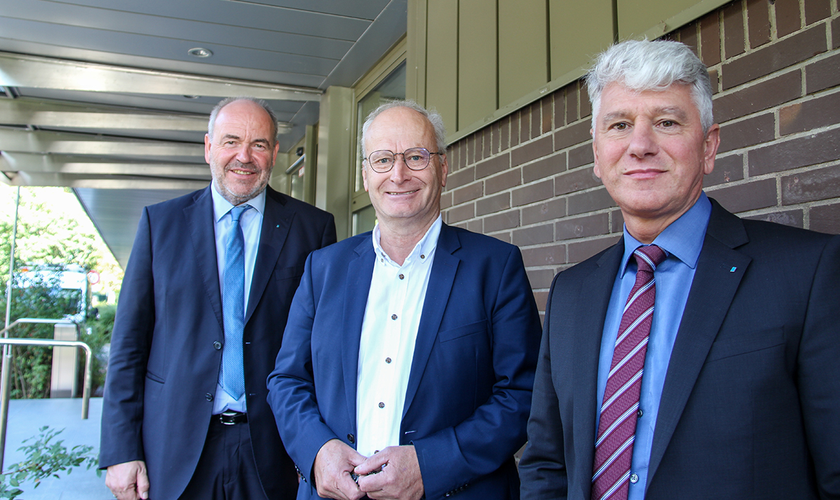 Prof. Heinrich Schäfer, Dr. Hans-Peter Schick und Dr.-Ing. Dietmar Jansen vor der Hauptverwaltung