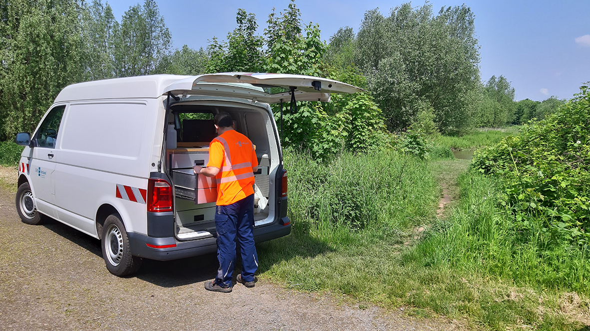 Mitarbeiter belädt Erftverbandswagen