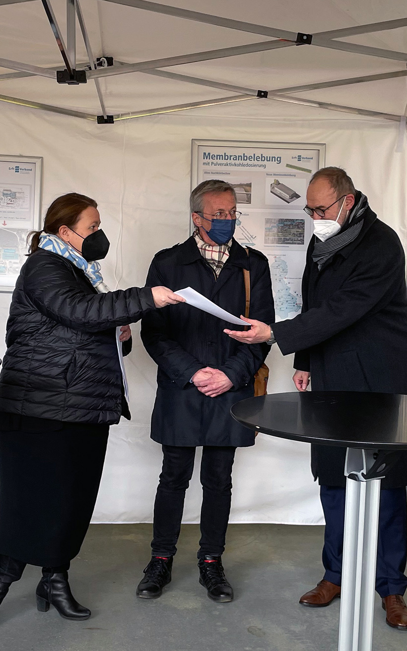 Prof. Heinrich Schäfer (Bereichsleiter Abwasser) erläutert der Ministerin die Flutschäden vom Juli 2021 auf der Kläranlage Rheinbach