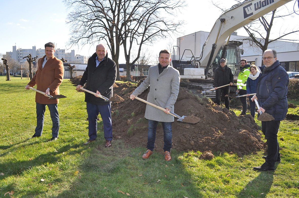 Im Vordergrund von links: Rene Düppen, Abteilungsleiter Abwasser des Erftverbandes, Prof. Heinrich Schäfer, Vorstand des Erftverbandes, Bürgermeister Holger Jung und der Technische Beigeordnete Heinz-Peter Witt sowie im Hintergrund von links: Marcus Witsch; Leiter des städtischen Fachbereichs Verkehr und Grünflächen, Roman Kremer, Projektleiter Tiefbau und Straßenbau der Wahl Firmengruppe, und Michaela Kempf vom städtischen Fachbereich Verkehr und Grünflächen.