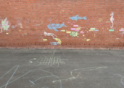Bunte Kreidebilder von Kindern beim Tag der offenen Tür auf der Kläranlage Weilerswist
