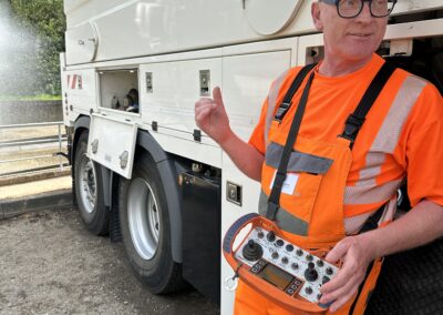 Mann steht vor Spülfahrzeug beim Tag der offenen Tür auf der Kläranlage Weilerswist