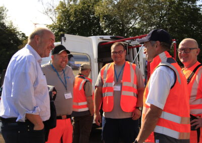 Professor Heinrich Schäfer und Mitarbeiter des Erftverbands am Tag der offenen Tür auf der Kläranlage Weilerswist