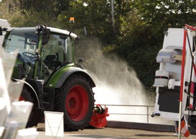 Traktor und Erftverbandswagen zur Kanalinspektion am Tag der offenen Tür auf der Kläranlage Weilerswist