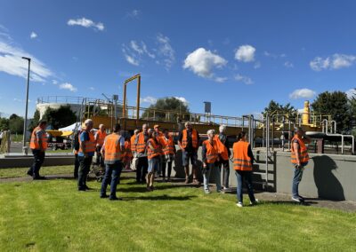 Führungsgruppe vor einem Klärbecken am Tag der offenen Tür auf der Kläranlage Weilerswist