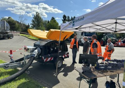 Stand mit Mitarbeitern des Erftverbands beim Tag der offenen Tür auf der Kläranlage Weilerswist