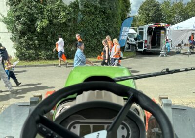 Blick aus Traktor auf Personen am Tag der offenen Tür auf der Kläranlage Weilerswist