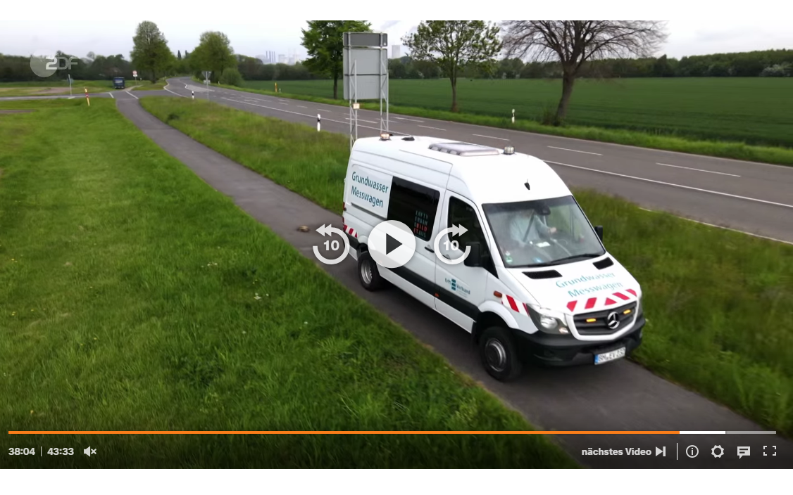 Fotoausschnitt aus ZDF Doku, Grundwasser Messwagen fährt über einen Feldweg