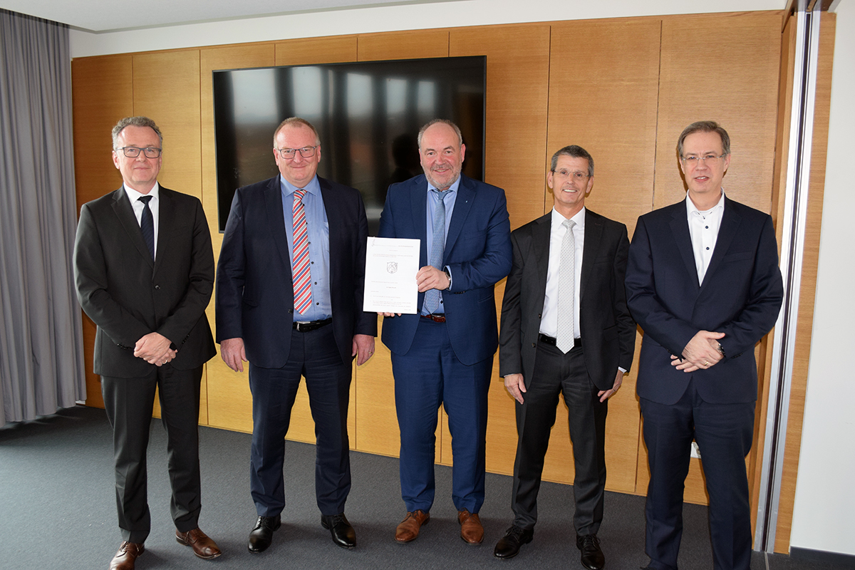 Gruppenfoto der Vertragspartner der Klärschlammkooperation (Dr. Joachim Reichert, Vorstand des WVER, Professor Christian Forkel, Geschäftsführer der Rheinbraun Brennstoff GmbH, Stefan Ruchay, Finanzdezernent des WVER und zukünftiger kaufmännischer Geschäftsführer der KVR GmbH, Dr. Lars Kulik, Vorstandsmitglied von RWE Power, sowie Professor Heinrich Schäfer, Vorstand des Erftverbands)