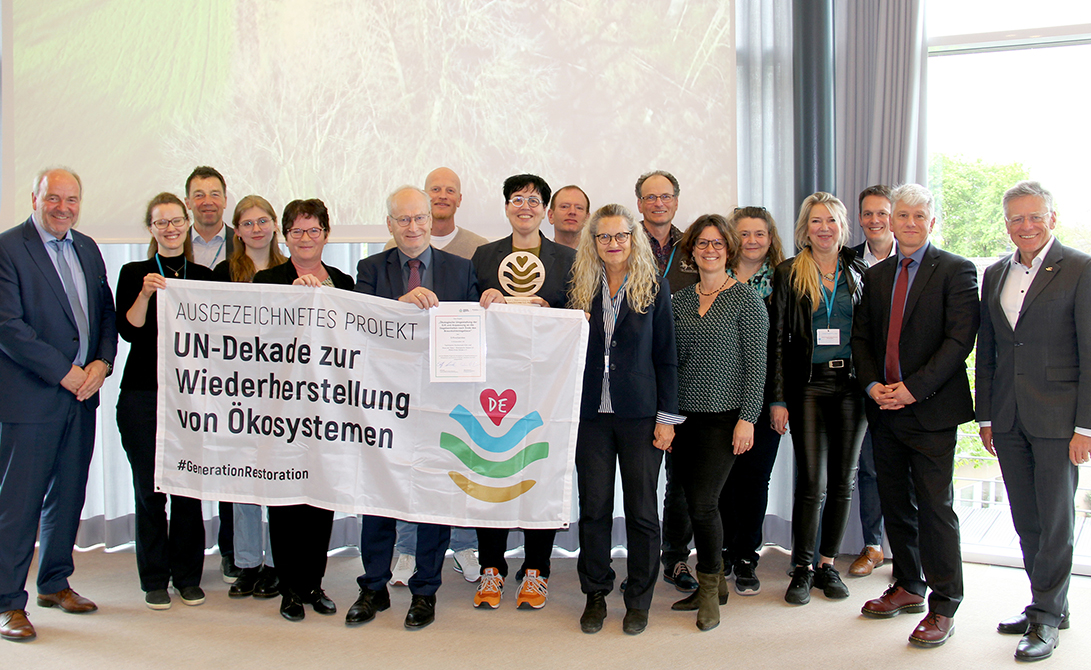 Preisverleihung mit allen Projektbeteiligten: Erftverbandsvorstand Prof. Heinrich Schäfer (links), Präsidentin des BfN Sabine Riewenherm (Mitte Banner), Projektleiterin Martina Jüttner (mit Trophäe), Verbandsratsvorsitzender Dr. Hans-Peter Schick (mit Urkunde), Bereichsleiter Gewässer Dr. Dietmar Jansen (Zweiter von rechts), Landrat Hans-Jürgen Petrauschke (rechts)