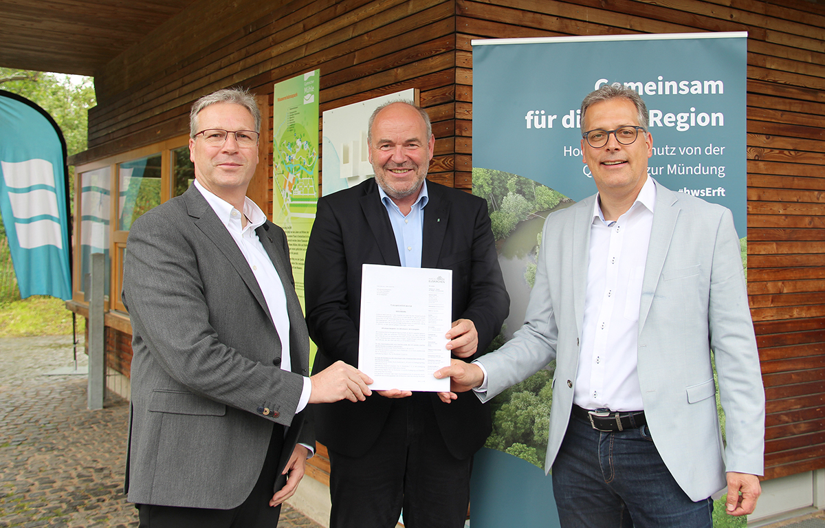 Erftverband erhält Genehmigung für den Hochwasserabschlag aus dem Vlattener Bach in den Zülpicher Wassersportsee durch Vertreter des Kreises Euskirchen und der Stadt Zülpich