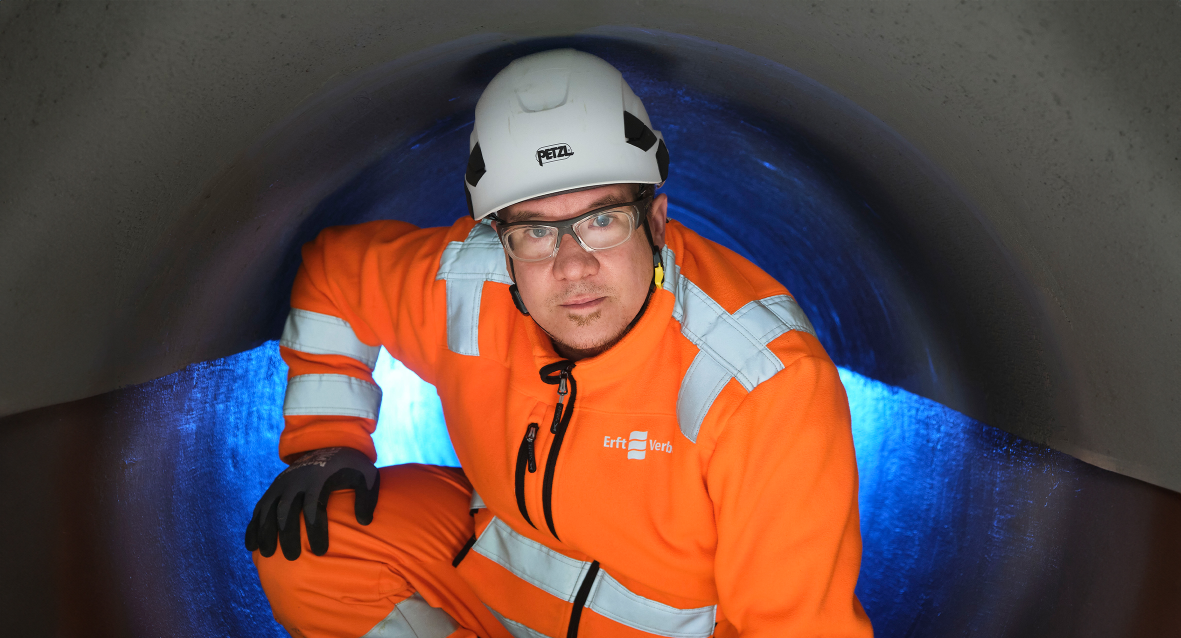 Mitarbeiter kontrolliert Kanal