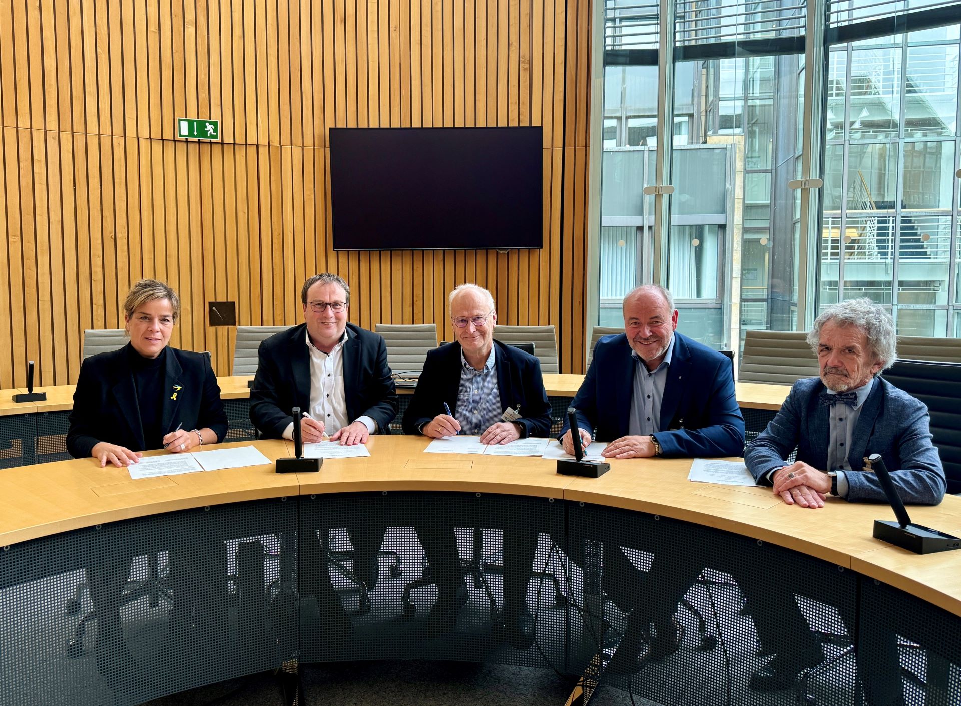 Unterzeichneten eine gemeinsame Erklärung zum Burgfeyer Stollen: Die Landesminister Mona Neubaur (v.l.) und Oliver Krischer sowie Prof. Heinrich Schäfer und Bürgermeister Dr. Hans-Peter Schick für den Erftverband. Foto: Land NRW