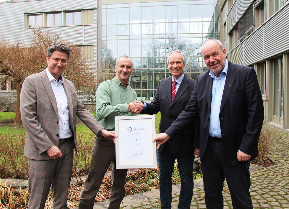 René Düppen, Guido Schneider und Prof. Heinrich Schäfer nehmen Zertifikat für den Erftverband als Entsorgungsfachbetrieb an.