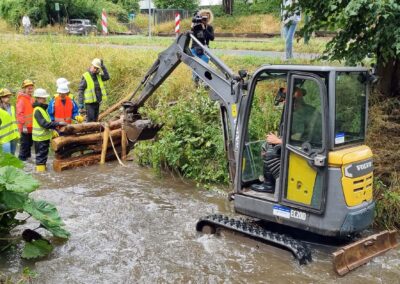 Schüler renaturieren Neffelbach in Kerpen