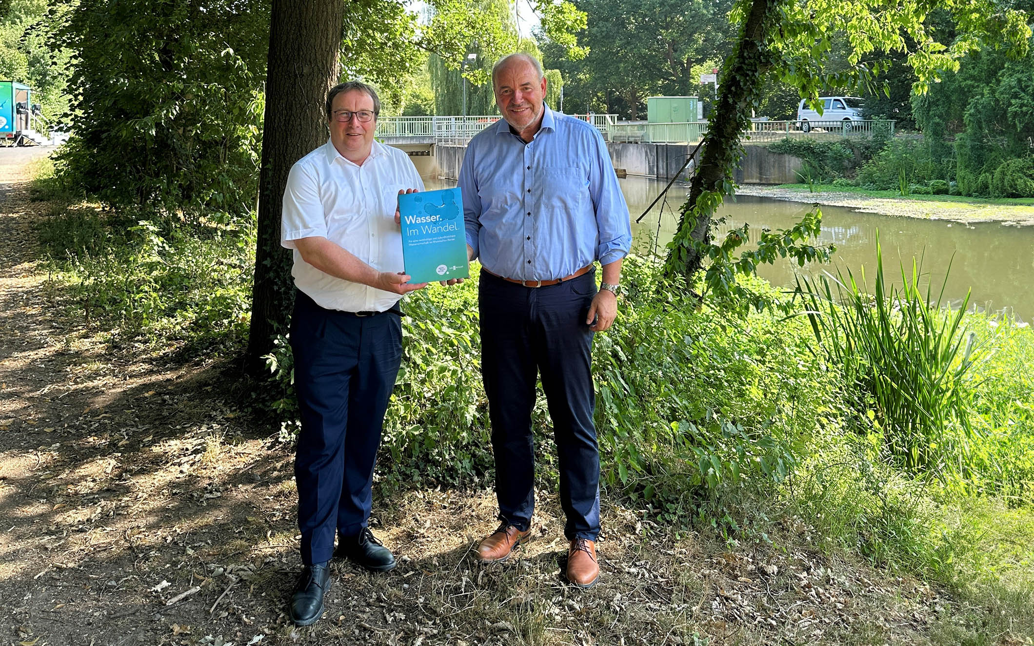 • Oliver Krischer, Minister für Umwelt, Naturschutz und Verkehr des Landes Nordrhein-Westfalen und Erftverbandsvorstand Prof. Heinrich Schäfer an der Wehranlage in Bedburg-Broich