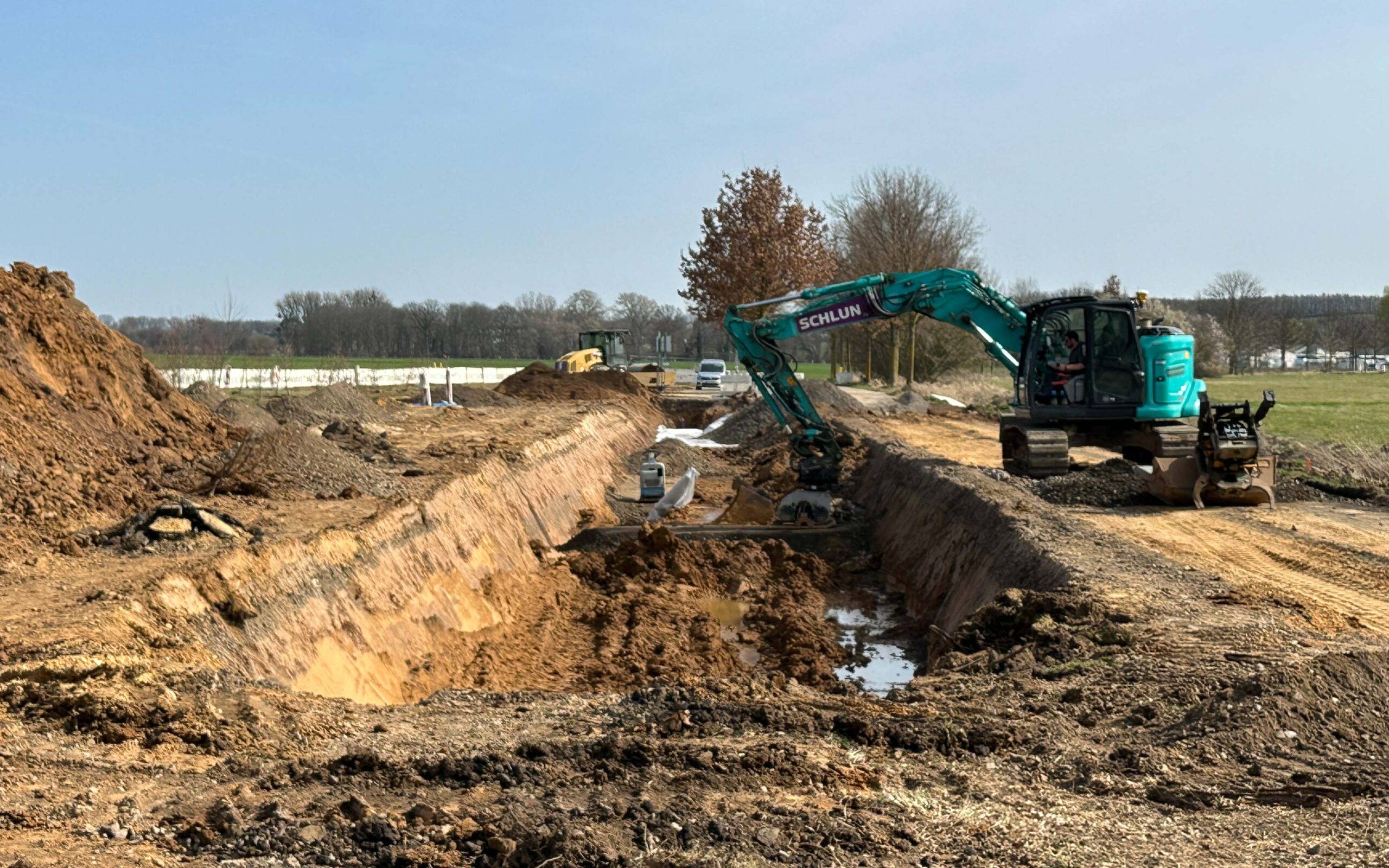 Der Erftverband baut am Vlattener Bach zwischen den Zülpicher Ortslagen Floren und Lövenich einen Hochwasserabschlag in den Wassersportsee.