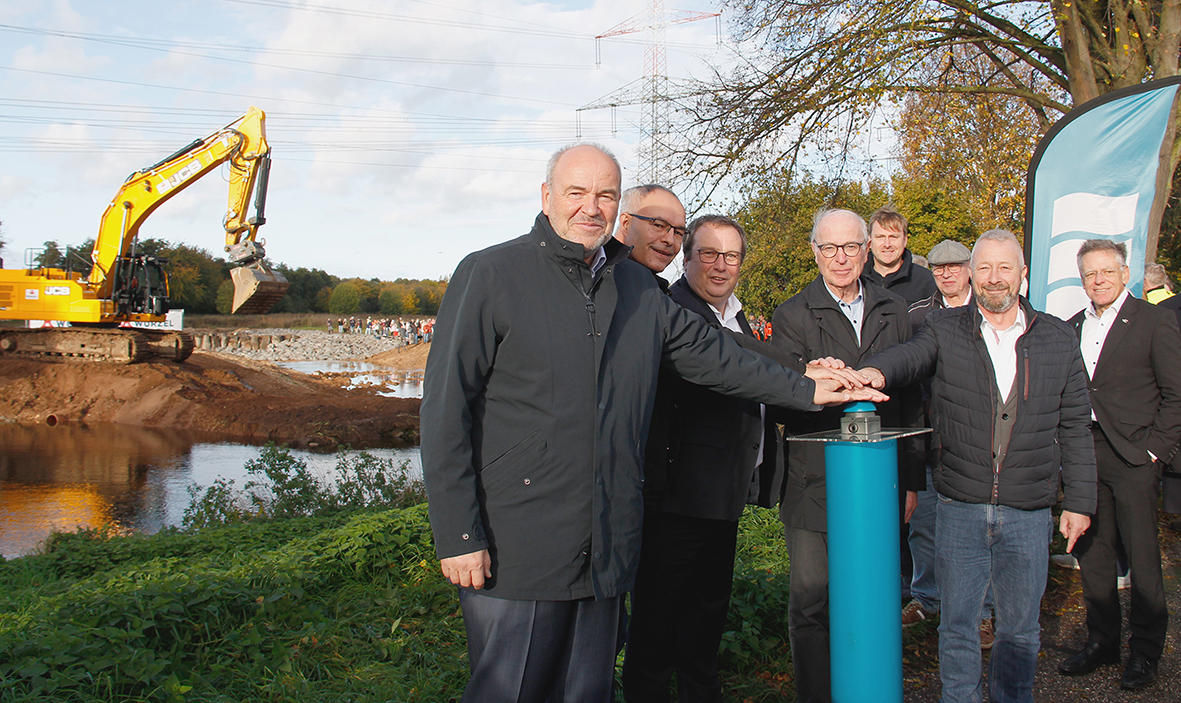 • Am Buzzer (v. l. n. r.): Prof. Heinrich Schäfer (Erftverbandsvorstand), Patrick Morgen (Ortsbürgermeister Gymnich), Oliver Krischer (Minister für Umwelt, Naturschutz und Verkehr des Landes Nordrhein-Westfalen), Bernhard Ripp (stellv. Landrat des Rhein-Erft-Kreises), Dirk Schulz (Tech. Beigeordnete der Stadt Erftstadt)