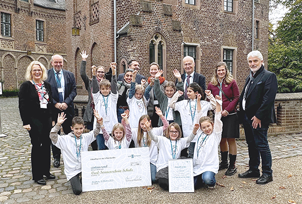 Preisträger*innen und Jury Zukunftspreis 2025 Zukunftspreisträger*innen, die Schüler*innen der Schule, Lehrerinnen und Jury 2025