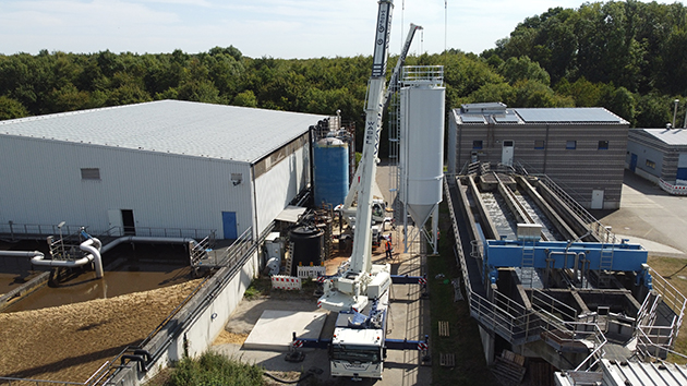 Anlieferung PAK-Silo Das PAK-Silo wird mit einem Spezialkran vom LKW zu seinem Standplatz gehoben.