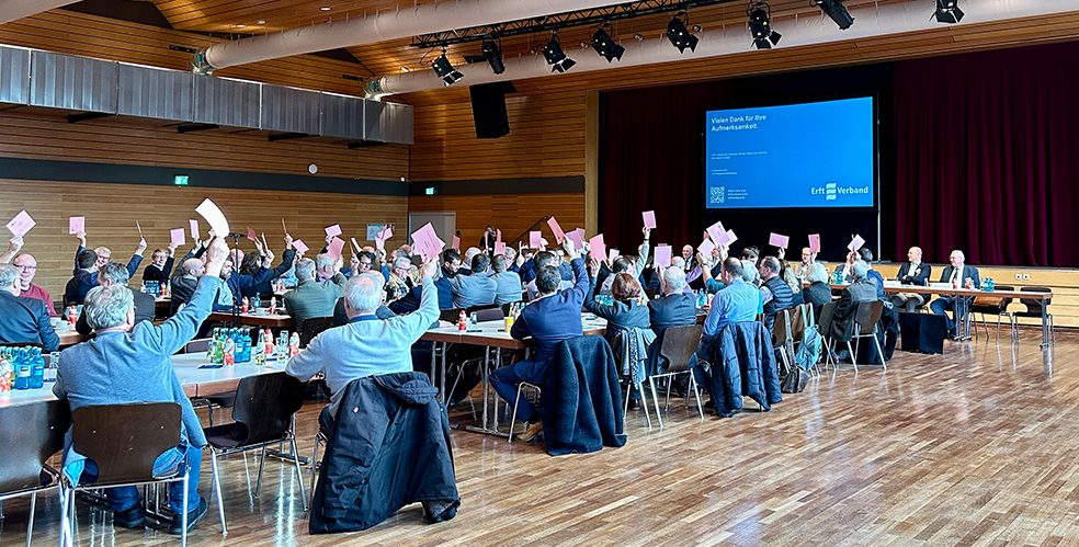 Delegiertenversammlung 2025 Personen mit Stimmzettel auf der Delegiertenversammlung 2025