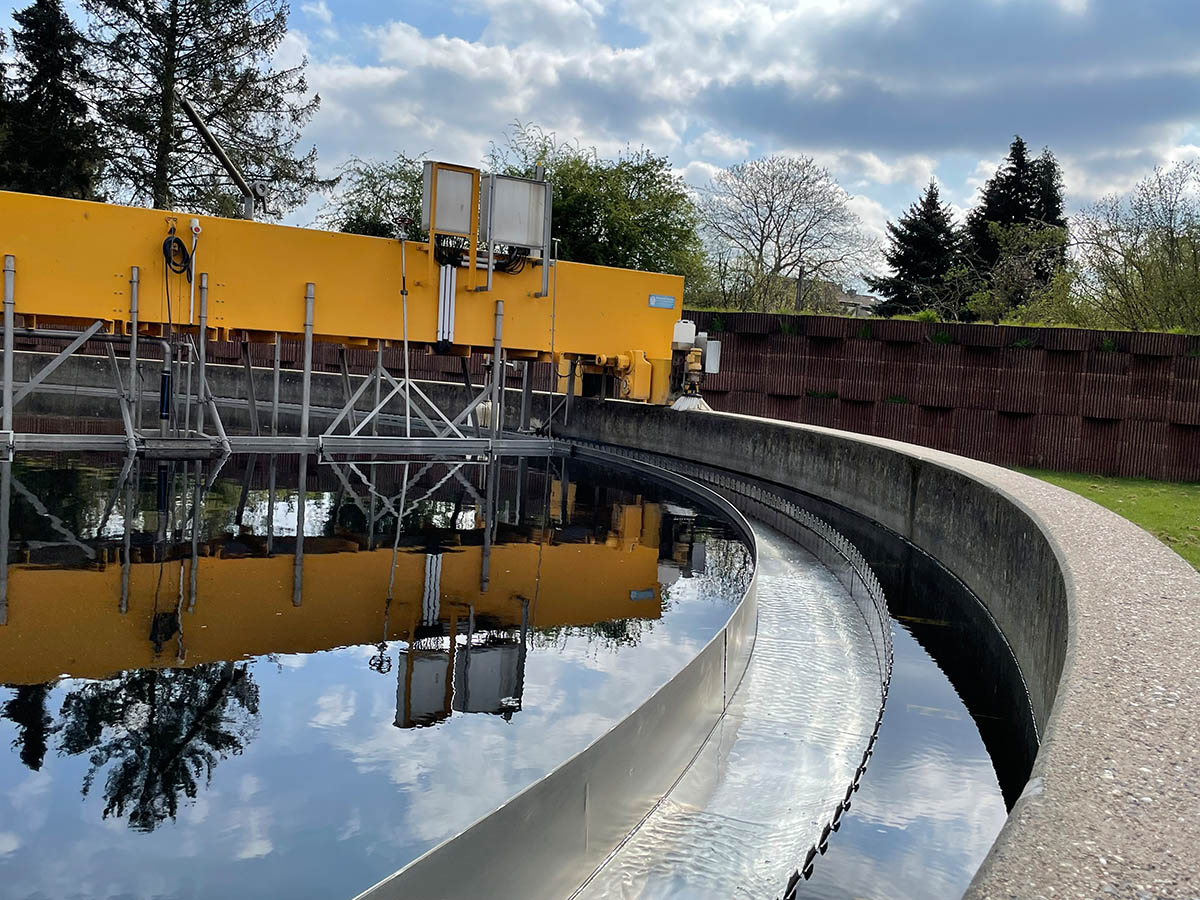 Rundbecken der Nachklärung mit Räumerbrücke auf der Kläranlage Weilerswist