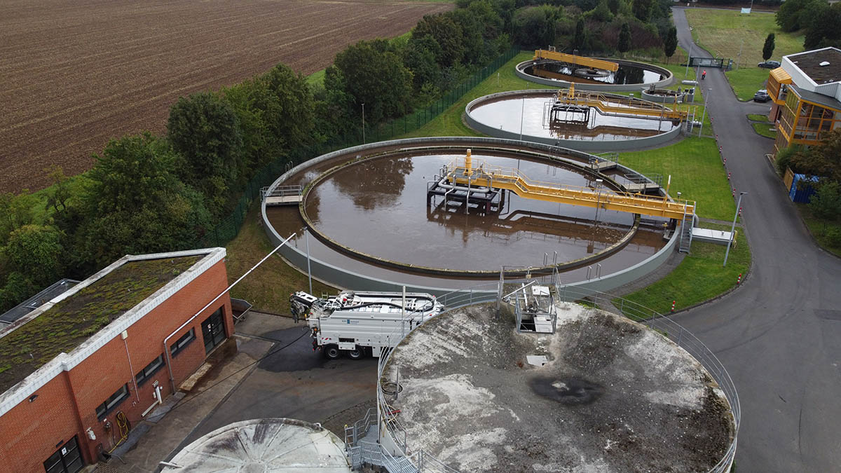 Luftaufnahme der Kläranlage Weilerswist mit mehreren Belebungs- und Nachklärbecken