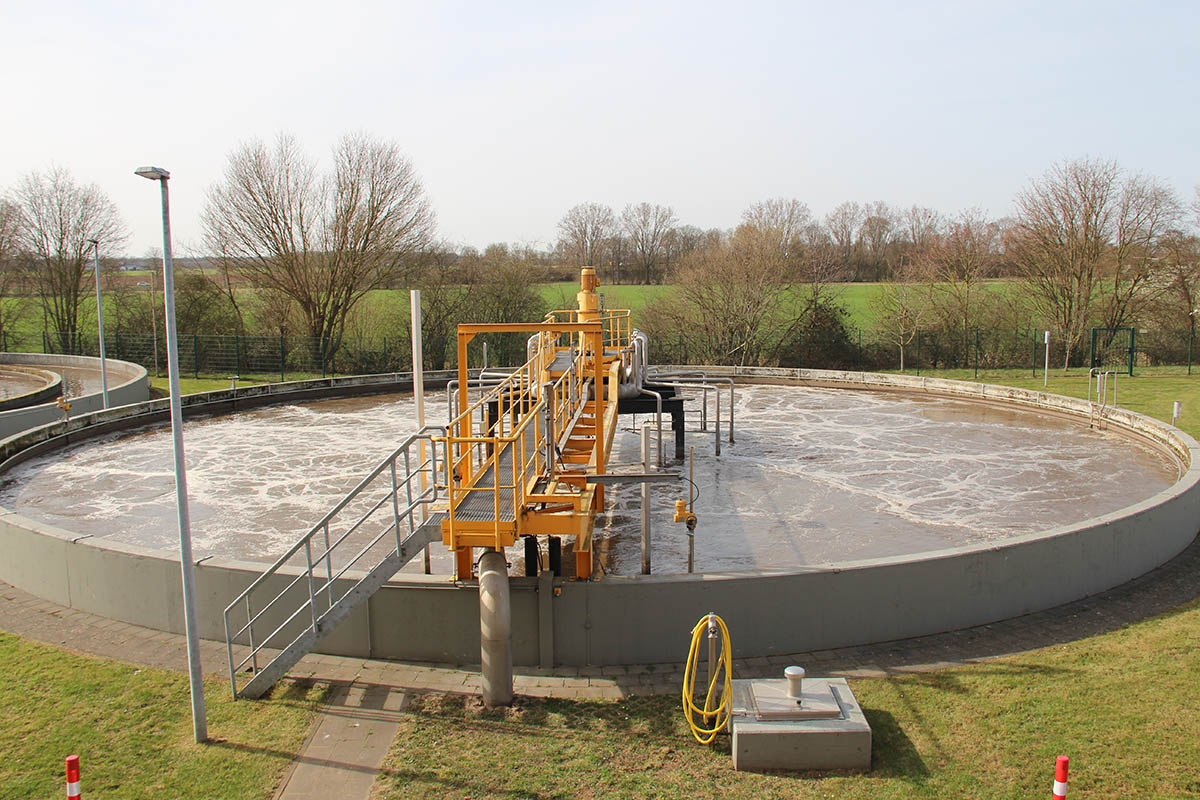 Nachklärbecken der Kläranlage Weilerswist mit spiegelnder Wasseroberfläche