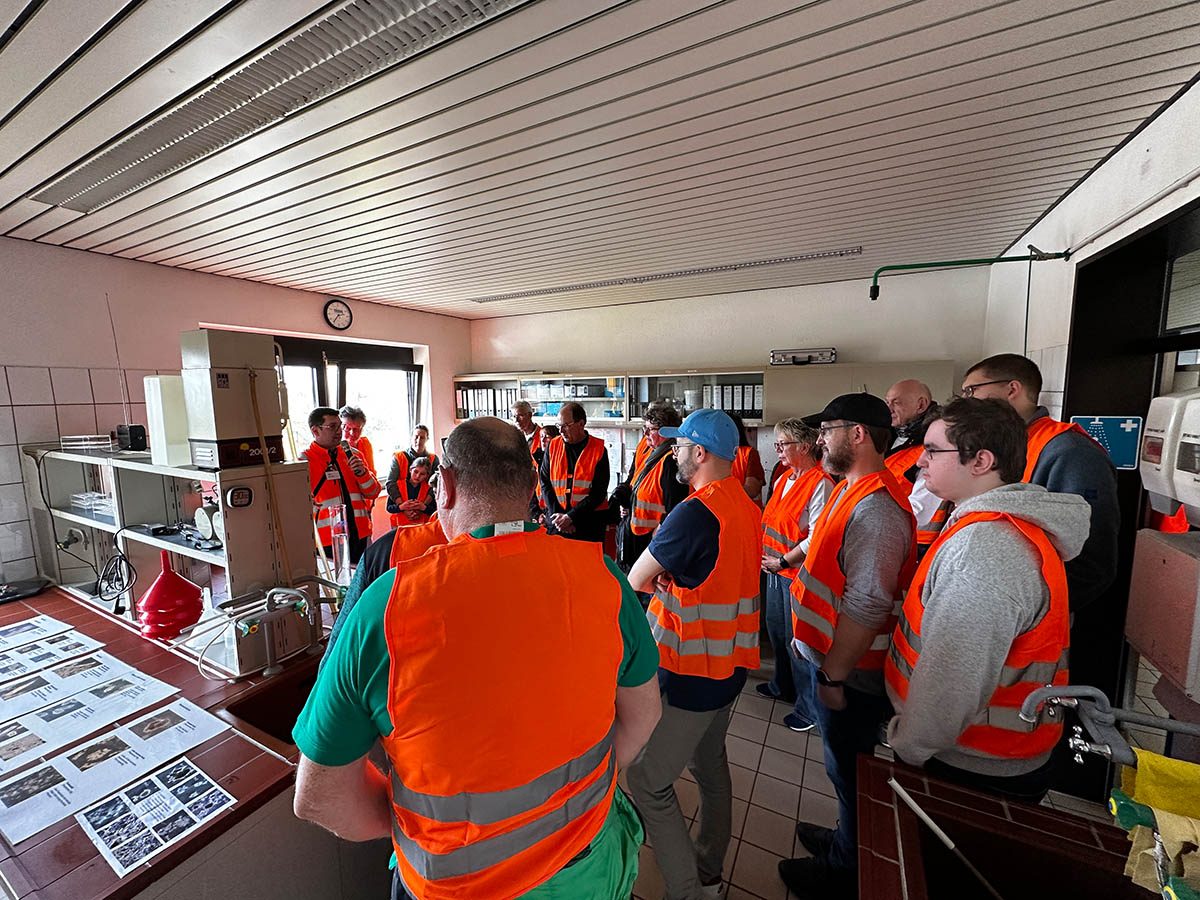 20250321_weltwassertag_ka-weilerswist_ (43) Besuchergruppe im Labor der Kläranlage Weilerswist