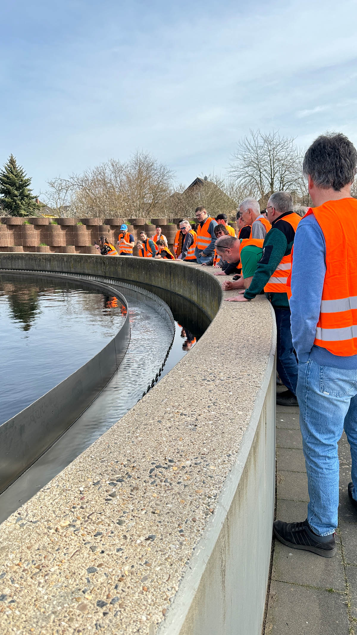2025_weltwassertag_ka-weilerswist_ser_ (26) Besuchergruppe an einer Beckenanlage der Kläranlage Weilerswist während einer Führung