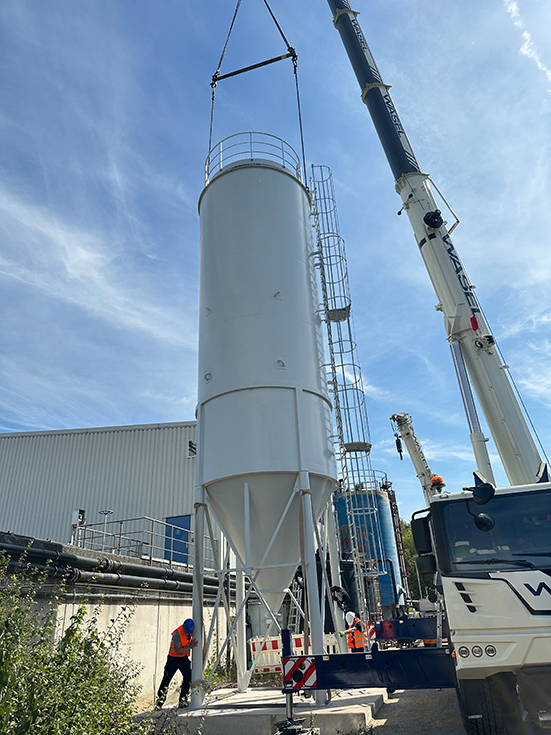 Anlieferung und Aufstellen des neuen PAK-Silos