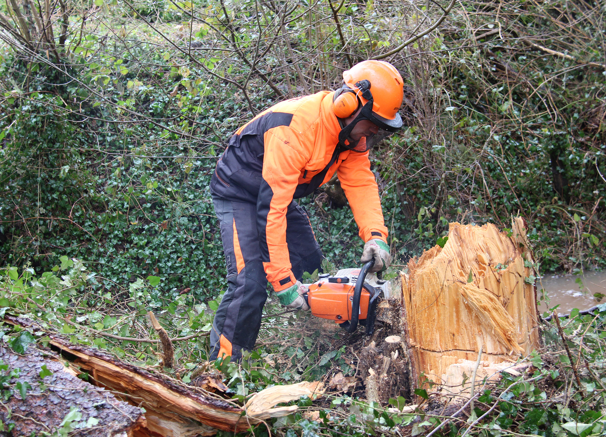 Die Kollegen aus der Abteilung Gewässer Betrieb, Gewässerunterhaltung, arbeiten am Veybach in Euskirchen-Mechernich