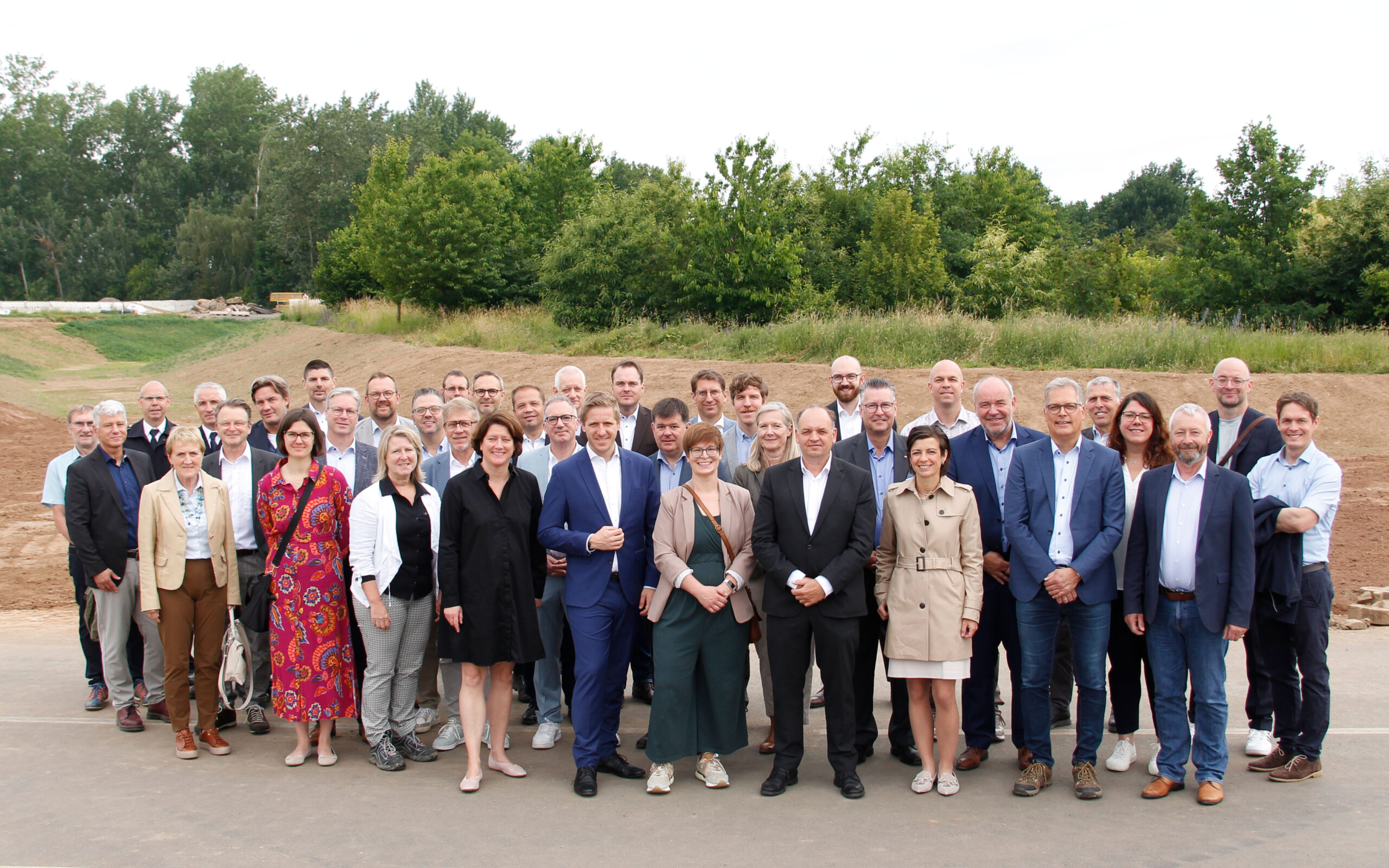 Vertreter*innen des Umweltministeriums NRW, der Bezirksregierung Köln, der Kreise und Kommunen und des Erftverbandes an der Baustelle am Zülpicher See