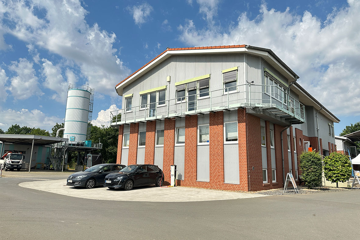 Hauptgebäude des Gruppenklärwerks Euskichen-Kessenich, im Hintergrund ist das Schlammsilo zu sehen