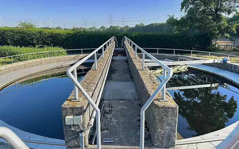 Becken der Kläranlage Anstel