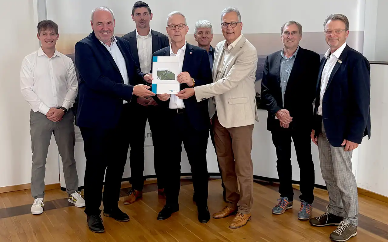 Antragsuebergabe Hochwasserrückhaltebecken Schwerfen Bei der Antragsuebergabe Hochwasserrückhaltebecken Schwerfen