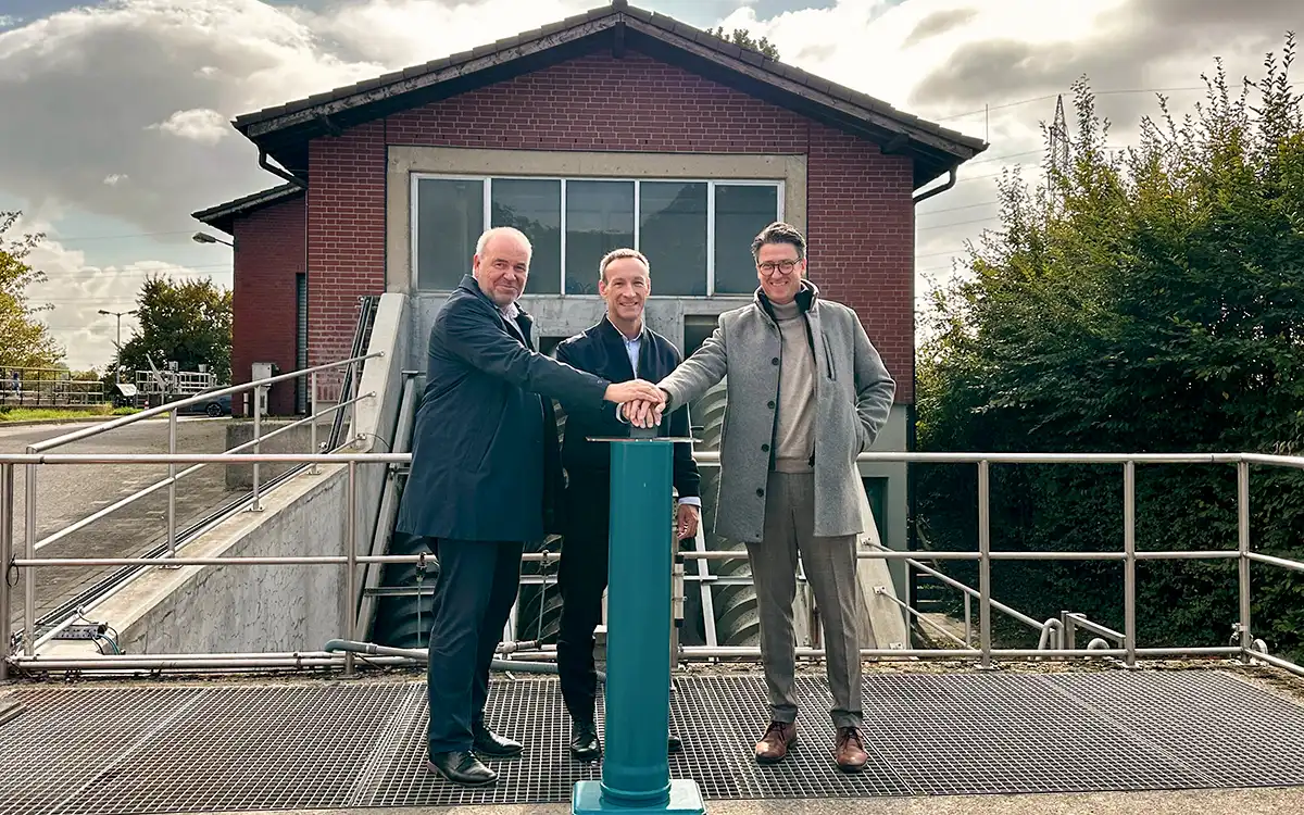 Pressemitteilung Kläranlage Elsdorf Inbetriebnahme Bei der symbolischen Inbetriebnahme der erweiterten Kläranlage Elsdorf (v. l. n. r.): Prof. Heinrich Schäfer (Vorstand Erftverband), Andreas Heller (Bürgermeister der Stadt Elsdorf) und René Düppen (Bereichsleiter Abwasser, Erftverband)