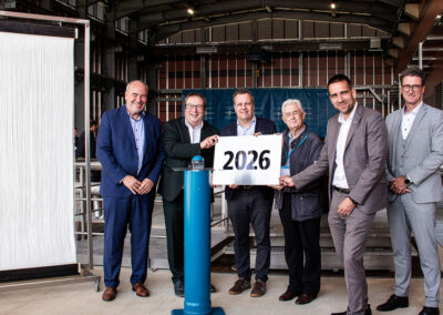 In der neuen Membranhalle (v. l. n. r.): Erftverbandsvorstand Prof. Heinrich Schäfer, Umweltminister Oliver Krischer, BM Euskirchen Sacha Reichelt, stellv. BM Swisttal Paul Adams, BM Rheinbach Dr. Daniel Phiesel und Bereichsleiter Abwasser René Düppen.
