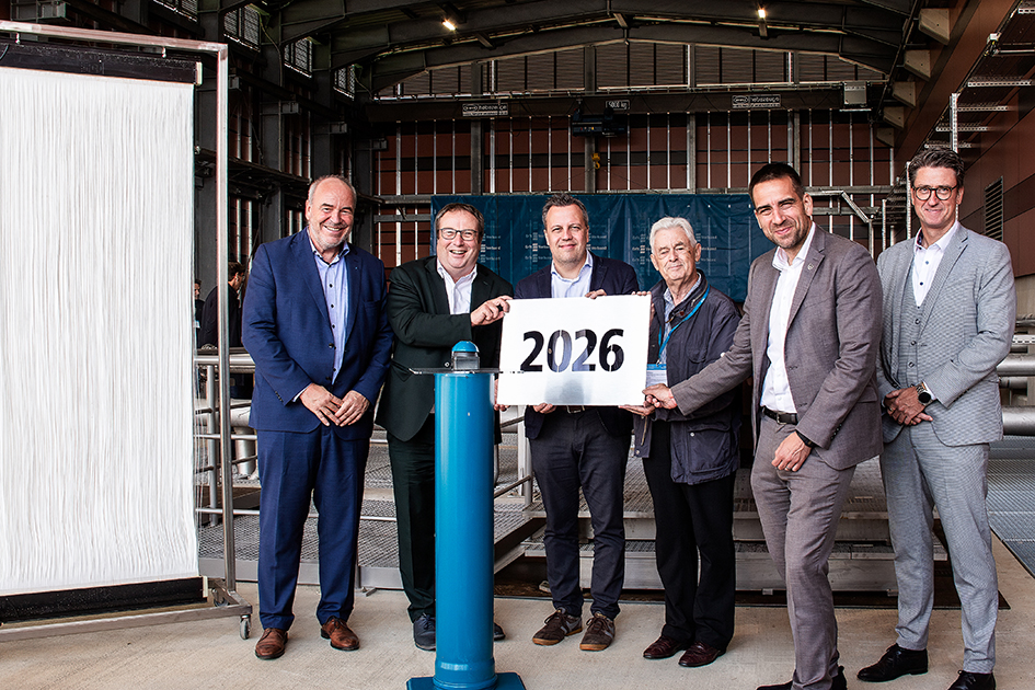 In der eingeweihten Membranhalle auf dem Gruppenklärwerk Rheinbach-Flerzheim (v. l. n. r.): Erftverbandsvorstand Prof. Heinrich Schäfer, Umweltminister Oliver Krischer, BM Euskirchen Sacha Reichelt, stellv. BM Swisttal Paul Adams, BM Rheinbach Dr. Daniel Phiesel und Bereichsleiter Abwasser René Düppen In der eingeweihten Membranhalle auf dem Gruppenklärwerk Rheinbach-Flerzheim (v. l. n. r.): Erftverbandsvorstand Prof. Heinrich Schäfer, Umweltminister Oliver Krischer, BM Euskirchen Sacha Reichelt, stellv. BM Swisttal Paul Adams, BM Rheinbach Dr. Daniel Phiesel und Bereichsleiter Abwasser René Düppen